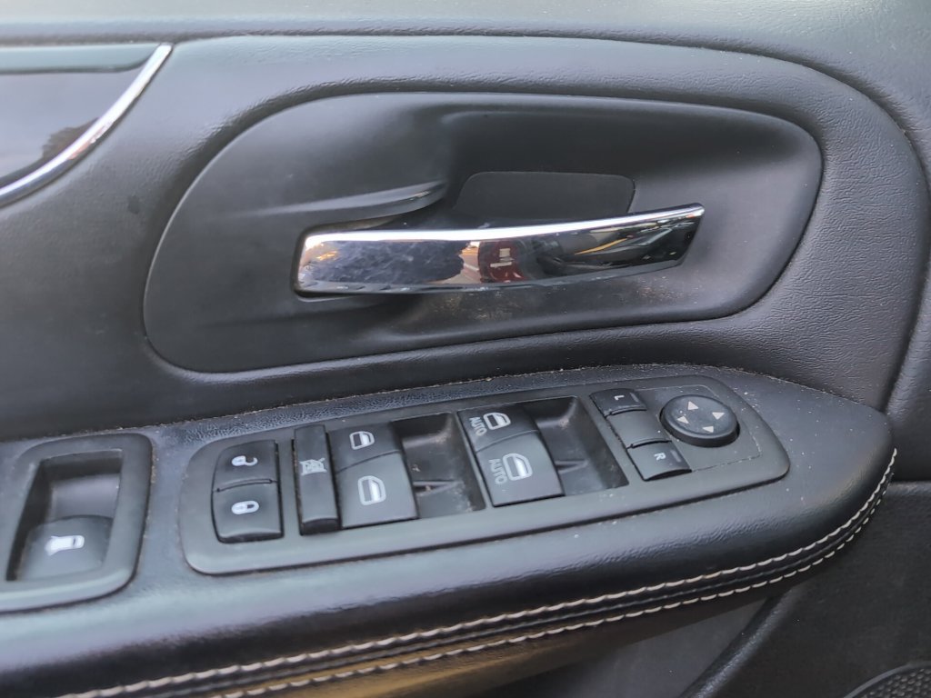 Used 2014 Chrysler Town & Country S FWD image 6