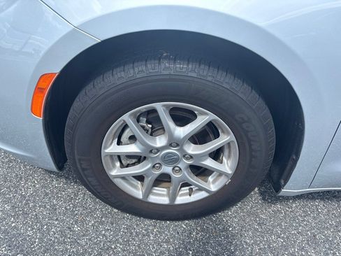 Used 2024 Chrysler Pacifica Touring-L FWD image 10