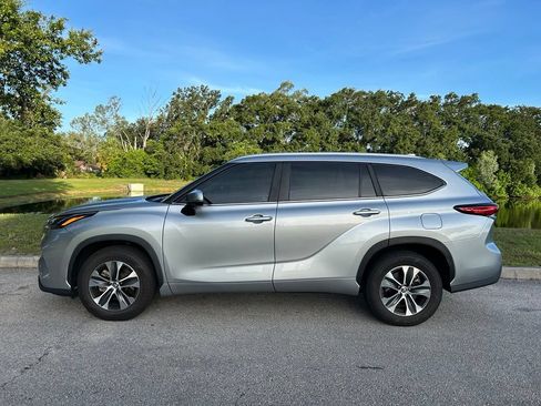 Used 2023 Toyota Highlander XLE FWD image 3