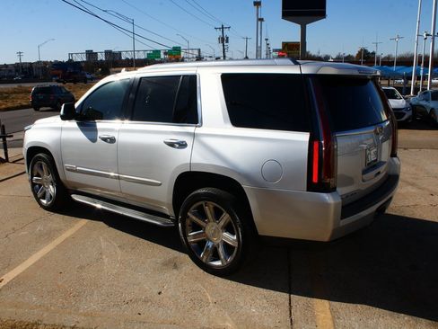 Used 2015 Cadillac Escalade Luxury image 11