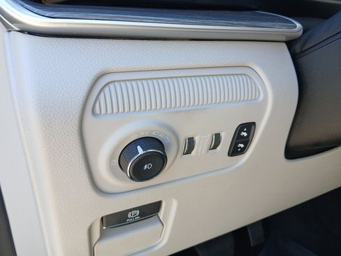 Used 2024 Jeep Wagoneer L Series II w/ Flexible Seating Group RWD image 12
