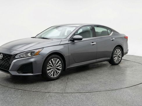 Used 2025 Nissan Altima 2.5 SV image 3