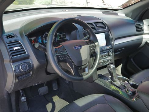 Used 2018 Ford Explorer XLT w/ Equipment Group 202A AWD/4WD image 4