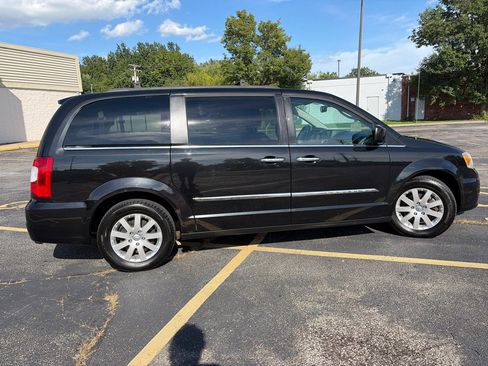 Used 2015 Chrysler Town & Country Touring w/ Driver Convenience Group FWD image 12