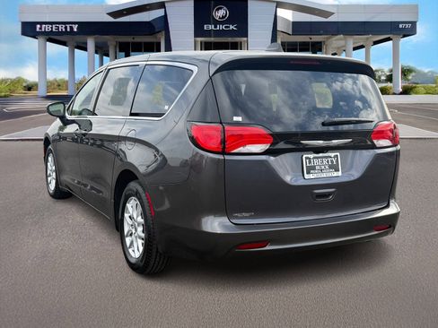 Used 2022 Chrysler Voyager LX image 5