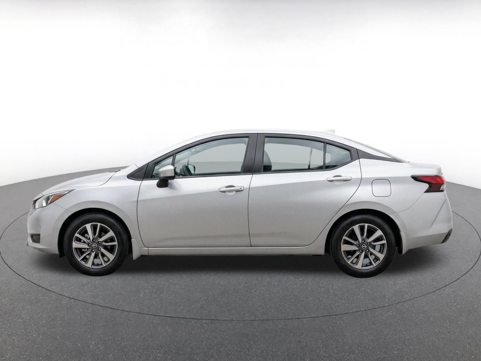 Used 2025 Nissan Versa SV FWD image 4