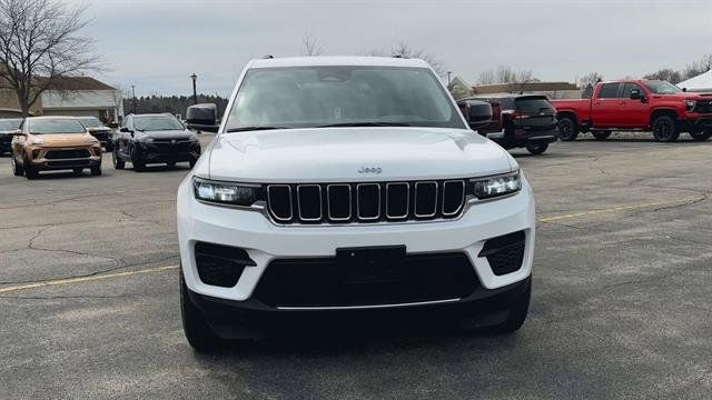 Used 2023 Jeep Grand Cherokee Laredo w/ Luxury Tech Group I AWD/4WD image 3