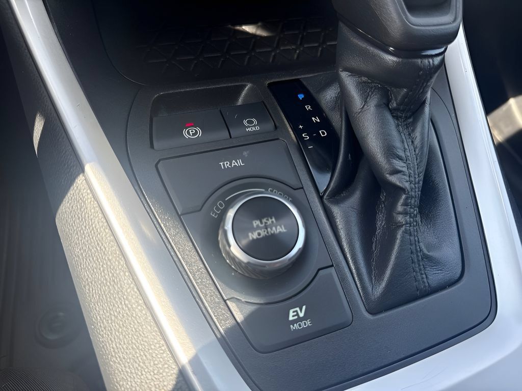 Used 2022 Toyota RAV4 LE AWD/4WD image 17