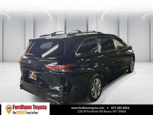 Used 2023 Toyota Sienna XSE AWD/4WD image 7