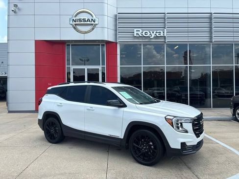 Used 2024 GMC Terrain SLE w/ Elevation Edition FWD image 1