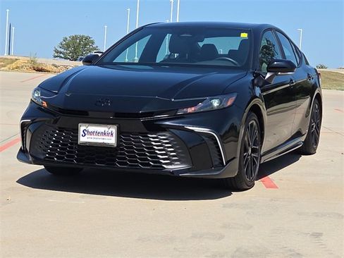 Used 2025 Toyota Camry SE image 3