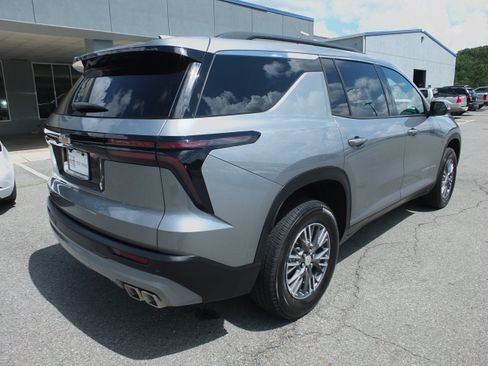 Used 2026 Chevrolet Traverse LT FWD image 3