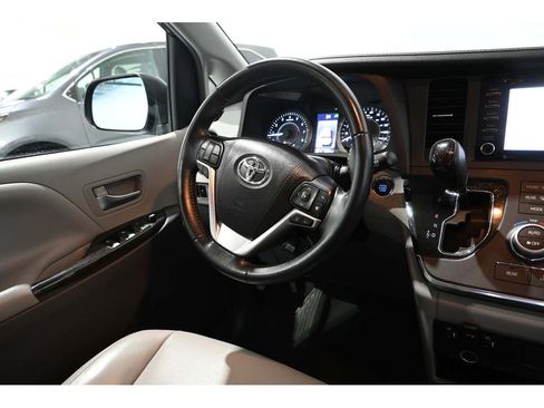 Used 2019 Toyota Sienna XLE FWD image 23