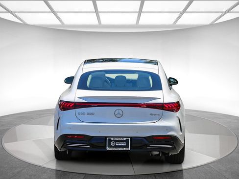 Used 2022 Mercedes-Benz EQS 580 4MATIC Sedan image 3