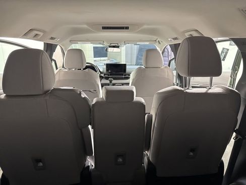 Used 2025 Toyota Sienna LE image 24