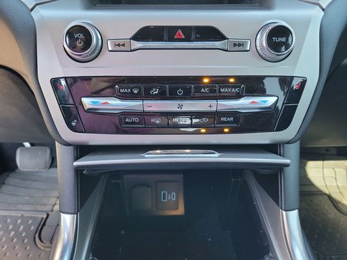 Used 2022 Ford Explorer XLT w/ Equipment Group 202A AWD/4WD image 14