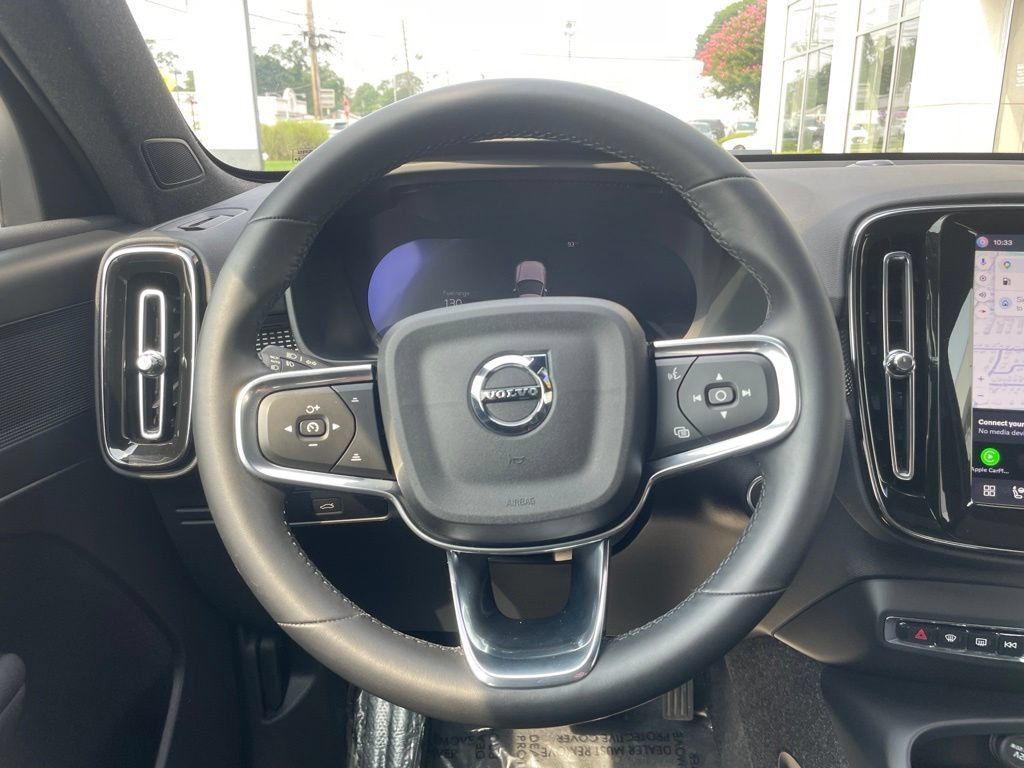 Used 2025 Volvo XC40 B5 Plus AWD/4WD image 19