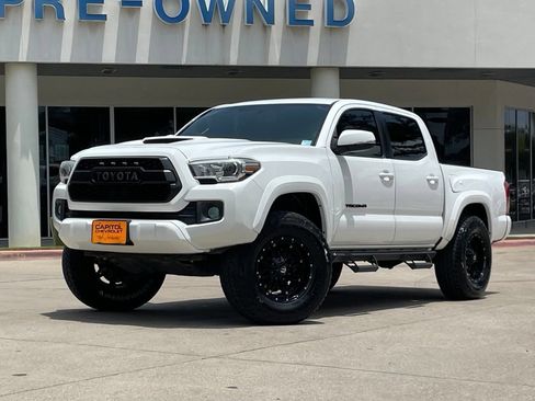 Used 2017 Toyota Tacoma TRD Sport w/ Tow Package RWD image 2