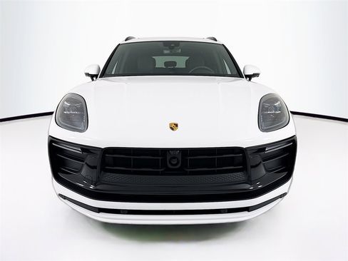 Used 2025 Porsche Macan image 6