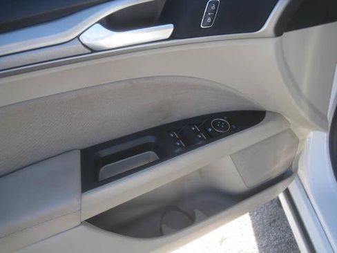 Used 2019 Ford Fusion SE image 16