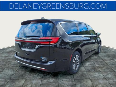 Used 2024 Chrysler Pacifica Limited FWD image 3
