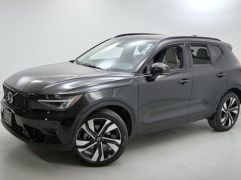 Certified 2023 Volvo XC40 B5 Ultimate w/ Protection Package Premier image 3