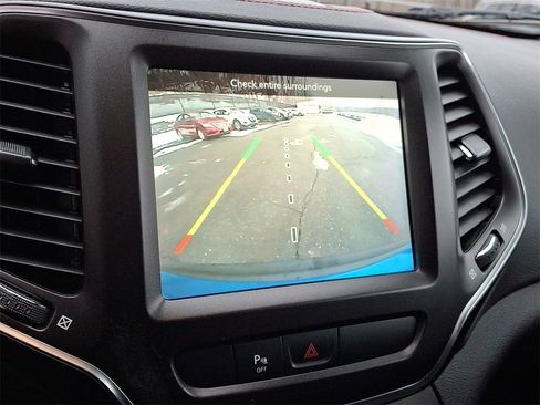 Used 2020 Jeep Cherokee Trailhawk w/ Comfort/Convenience Group image 18