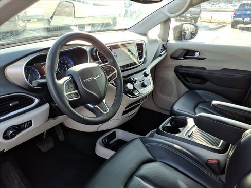 Certified 2023 Chrysler Pacifica Touring-L image 9