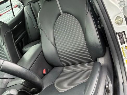 Used 2020 Toyota Camry SE w/ Sunroof Package image 17