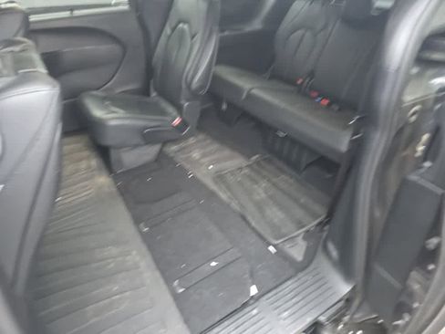 Used 2019 Chrysler Pacifica Touring-L Plus w/ Advanced Safetytec Group FWD image 6