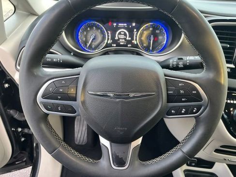 Used 2023 Chrysler Pacifica Touring-L FWD image 19