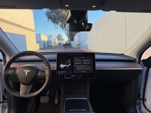Used 2022 Tesla Model Y Long Range image 13