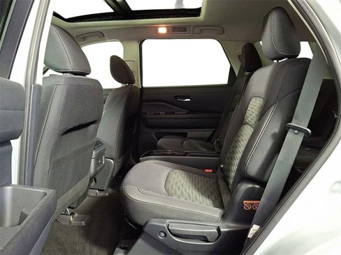 Used 2022 Nissan Pathfinder SV w/ SV Premium Package image 9