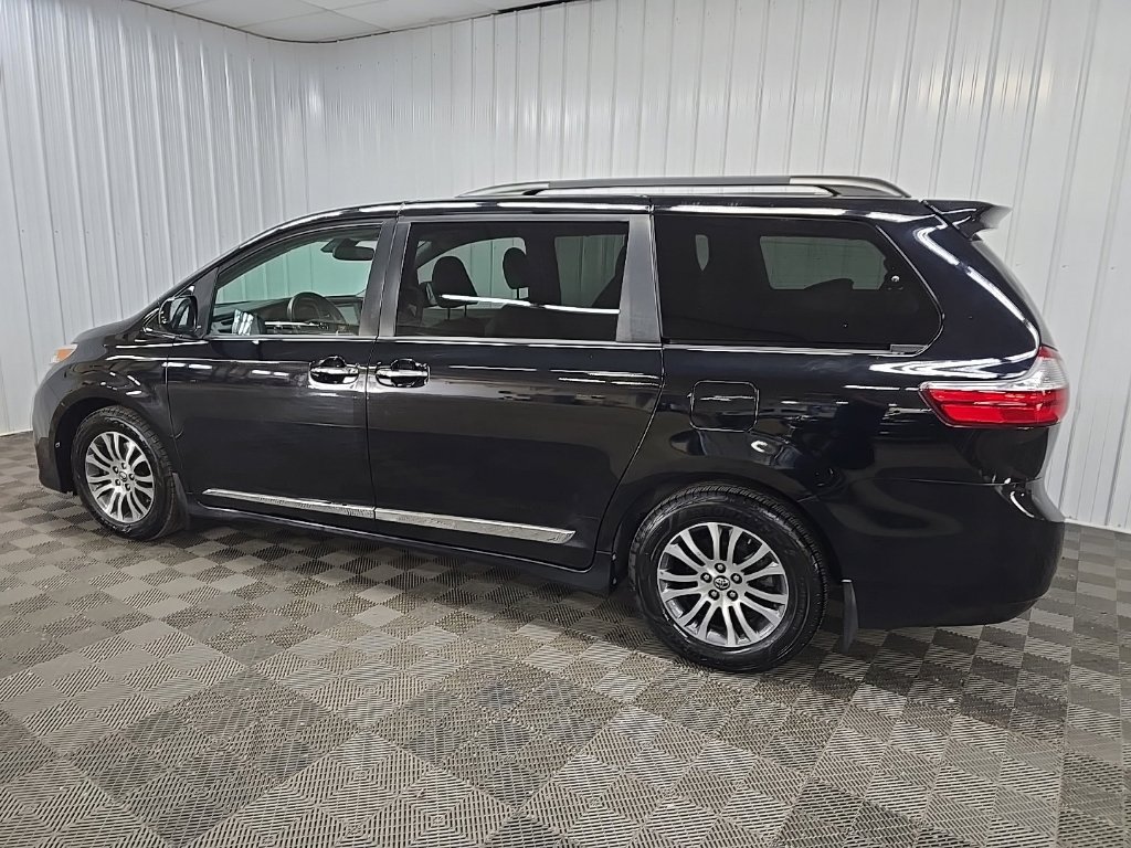 Used 2019 Toyota Sienna XLE w/ XLE Navigation Package FWD image 4