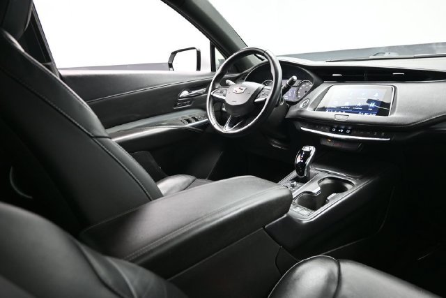 Used 2022 Cadillac XT4 Premium Luxury w/ Safety Alert Package FWD image 17