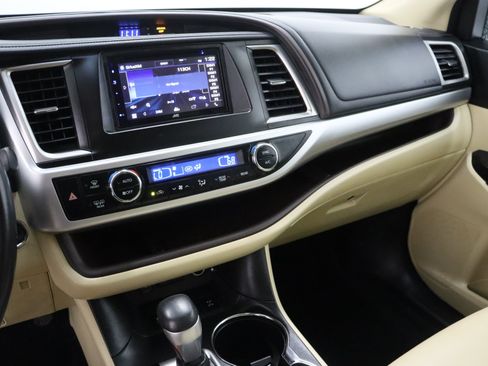 Used 2018 Toyota Highlander XLE AWD/4WD image 16