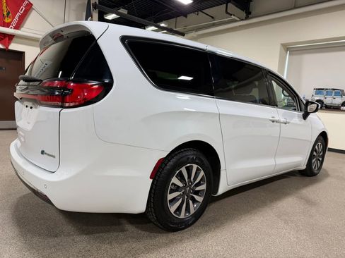 Used 2023 Chrysler Pacifica Touring-L FWD image 16