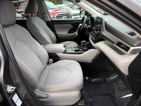 Used 2022 Toyota Highlander LE AWD/4WD image 23
