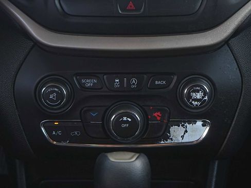Used 2017 Jeep Cherokee Latitude w/ Comfort & Sound Group FWD image 20