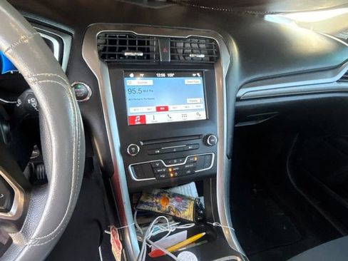 Used 2017 Ford Fusion SE FWD image 6