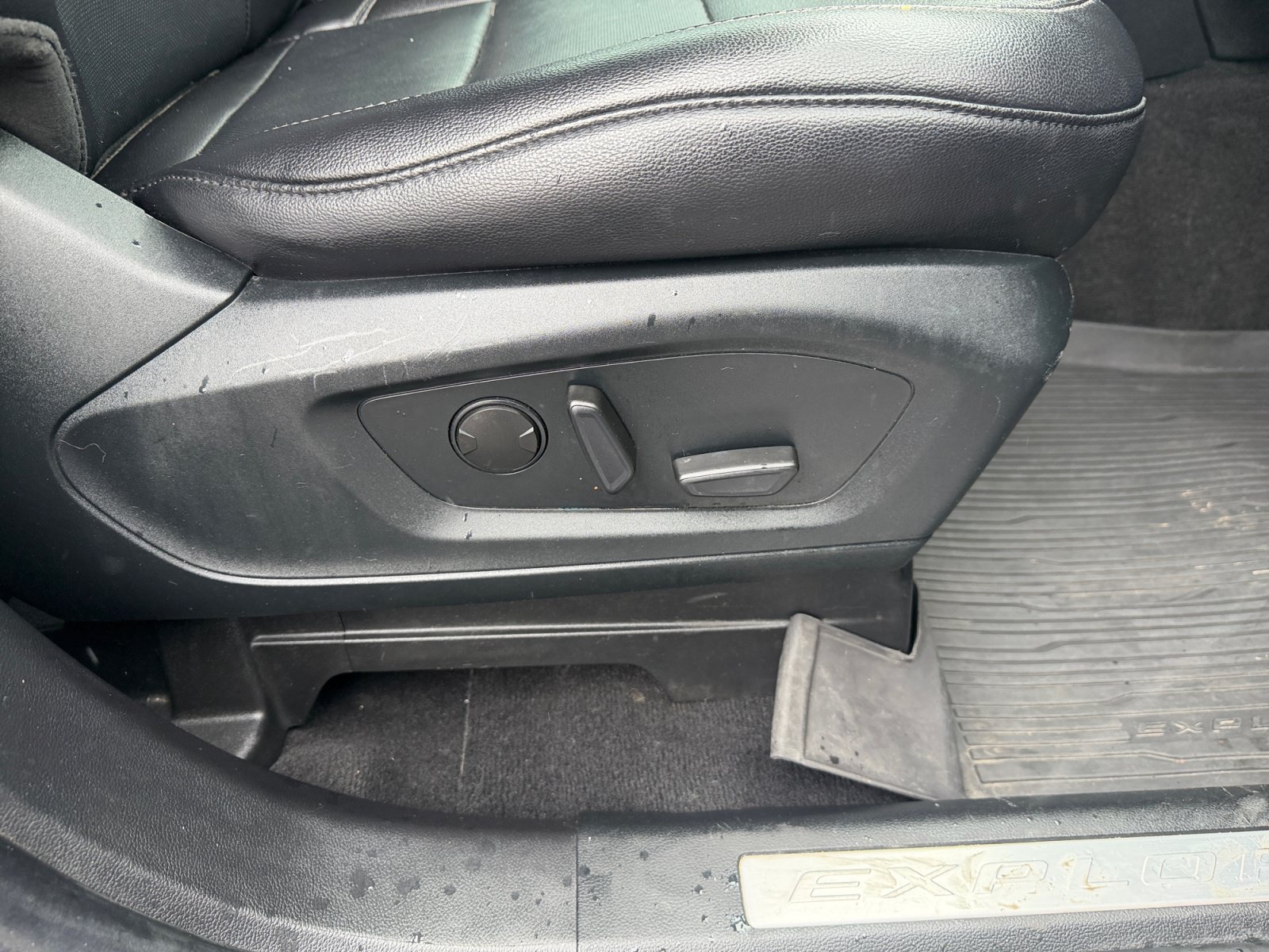 Used 2021 Ford Explorer Limited w/ Equipment Group 301A AWD/4WD image 31