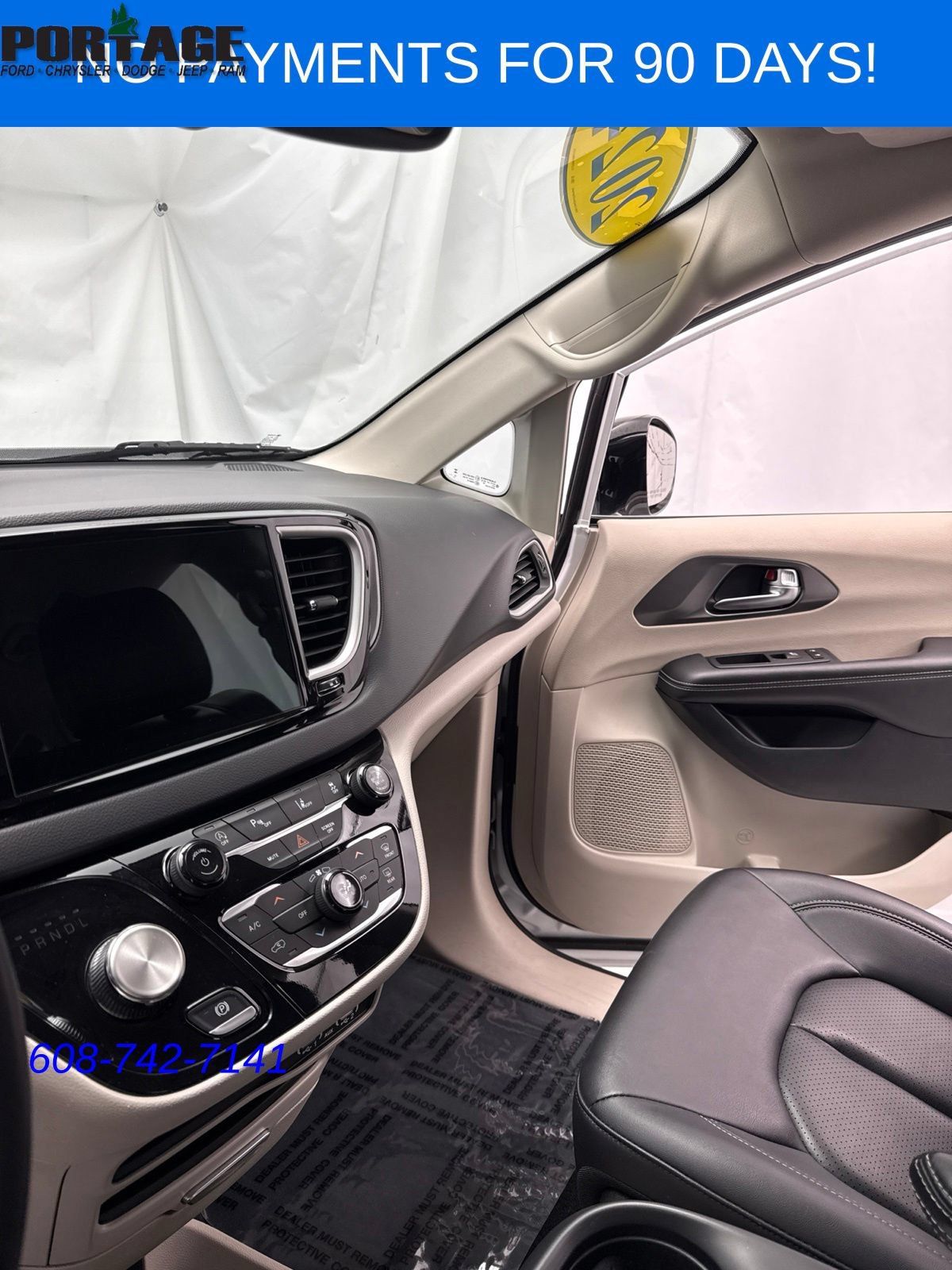 Used 2024 Chrysler Pacifica Touring-L FWD image 19