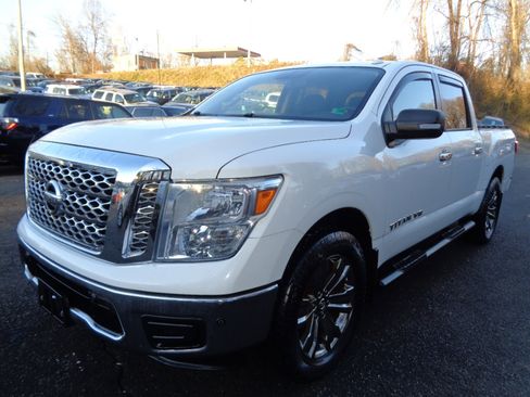 Used 2018 Nissan Titan SV w/ SV Convenience Package image 1