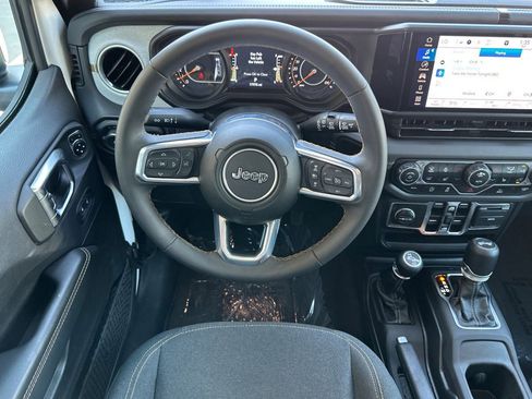 Used 2025 Jeep Wrangler Sahara image 14
