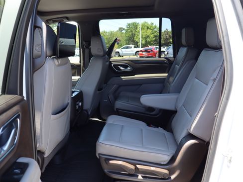 Used 2023 GMC Yukon XL SLT w/ SLT Premium Package AWD/4WD image 41