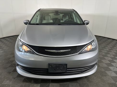 Used 2017 Chrysler Pacifica Touring w/ Tire & Wheel Group FWD image 8