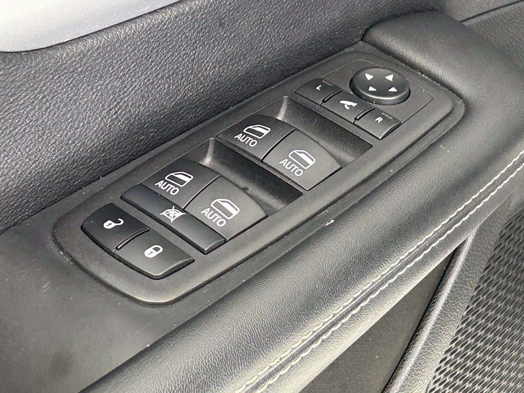 Used 2025 Chrysler Pacifica Limited FWD image 35