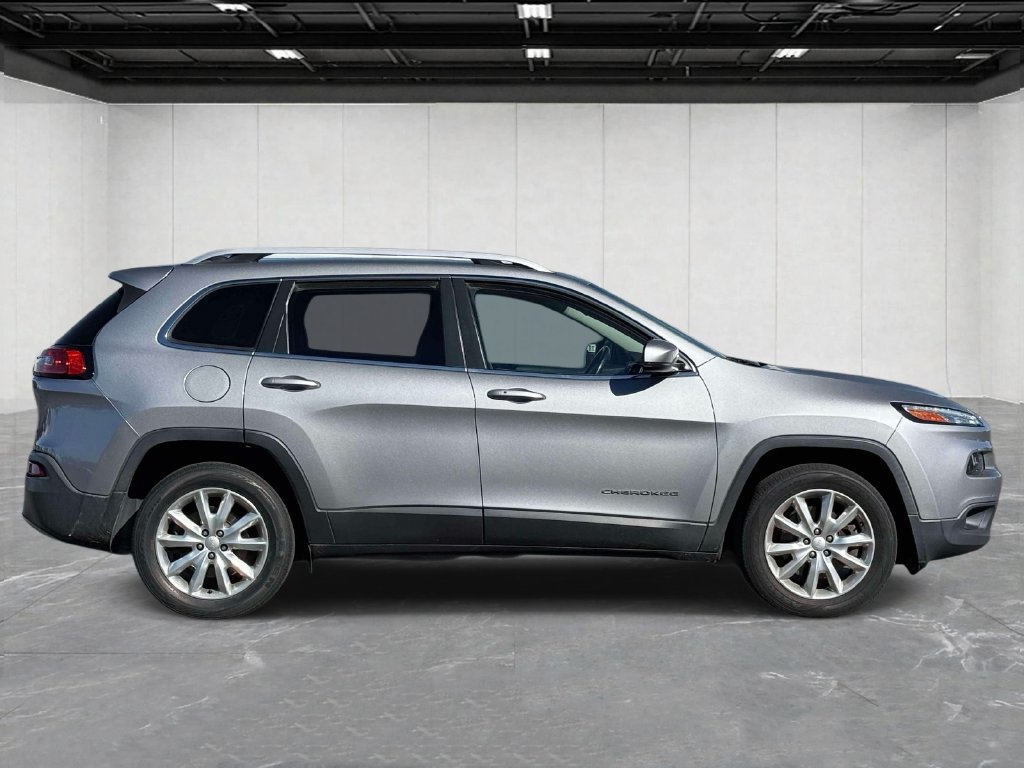 Used 2017 Jeep Cherokee Limited AWD/4WD image 2