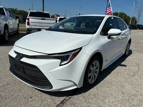 Used 2023 Toyota Corolla LE FWD image 2