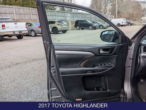 Used 2017 Toyota Highlander XLE AWD/4WD image 8